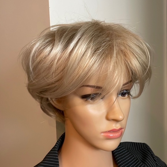 NWT 9” sassy blonde mix wig very short mens women’s unisex side or no parting - Picture 3 of 16